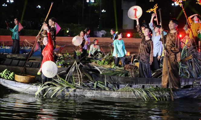 Chương trình nghệ thuật tái hiện nét đặc sắc của chợ nổi Ngã Bảy. Ảnh: Hồng Thái - TTXVN