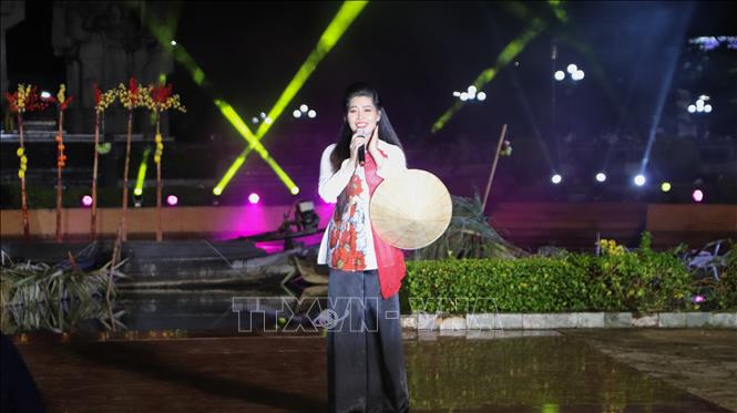 Nghệ sĩ biểu diễn tại chương trình. Ảnh: Hồng Thái - TTXVN