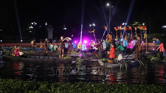 Chương trình nghệ thuật tái hiện nét đặc sắc của chợ nổi Ngã Bảy. Ảnh: Hồng Thái - TTXVN