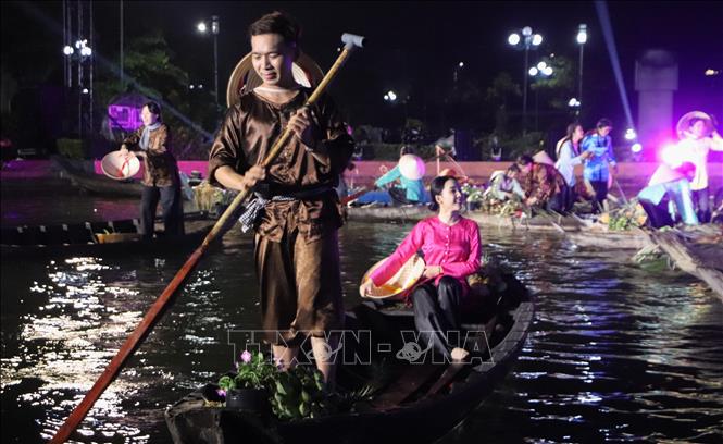 Chương trình nghệ thuật tái hiện nét đặc sắc của chợ nổi Ngã Bảy. Ảnh: Hồng Thái - TTXVN