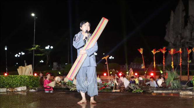 Hoạt cảnh tái hiện lại chuyện tình anh bán chiếu trong bài vọng cổ của NSND Viễn Châu. Ảnh: Hồng Thái - TTXVN