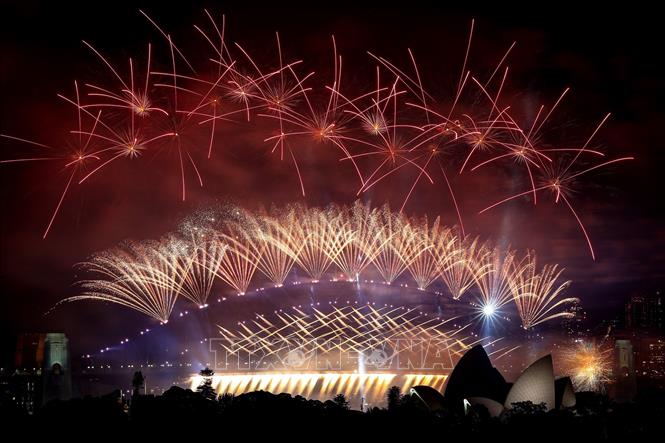 Trình diễn pháo hoa đón Năm mới tại Cầu cảng Sydney, Australia, ngày 1/1/2024. Ảnh: AFP/TTXVN