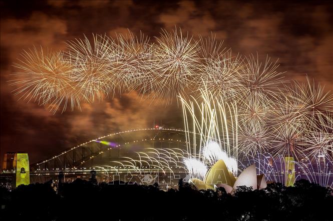 Trình diễn pháo hoa đón Năm mới tại Cầu cảng Sydney, Australia, ngày 1/1/2024. Ảnh: AFP/TTXVN