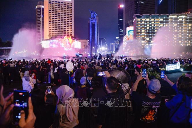 Biểu diễn phun nước đón Năm mới tại Jakarta, Indonesia, ngày 31/12/2023. Ảnh: THX/TTXVN