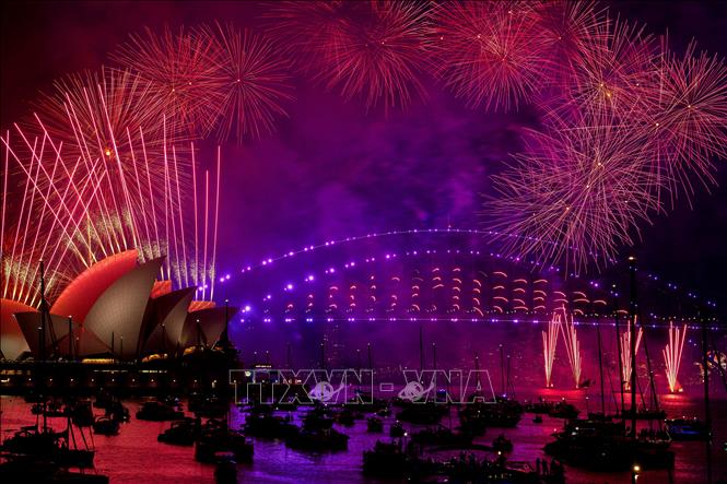 Trình diễn pháo hoa đón Năm mới tại Cầu cảng Sydney, Australia, ngày 1/1/2024. Ảnh: AFP/TTXVN