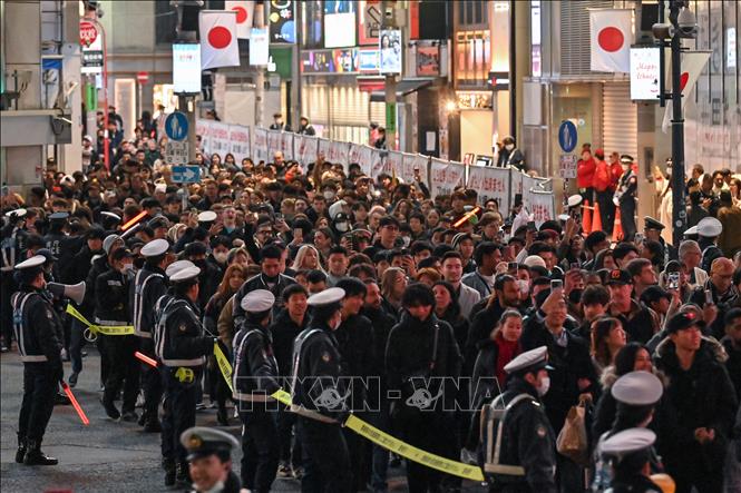 Người dân chờ đón Năm mới tại Tokyo, Nhật Bản, ngày 31/12/2023. Ảnh: AFP/TTXVN