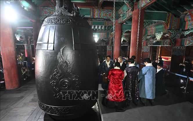 Lễ rung chuông đón mừng Năm mới tại Seoul, Hàn Quốc, ngày 1/1/2024. Ảnh: AFP/TTXVN