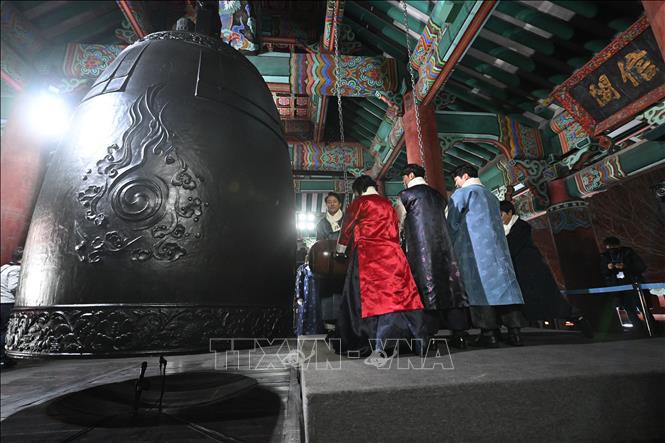 Lễ rung chuông đón mừng Năm mới tại Seoul, Hàn Quốc, ngày 1/1/2024. Ảnh: AFP/TTXVN