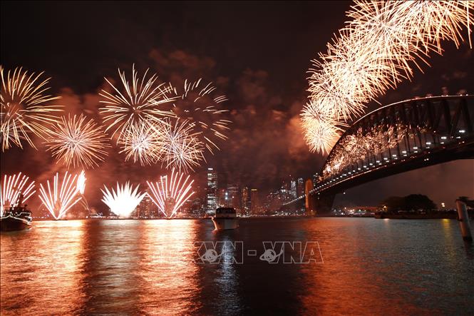 Trình diễn pháo hoa đón Năm mới tại Cầu cảng Sydney, Australia, ngày 1/1/2024. Ảnh: THX/TTXVN