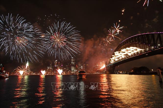 Trình diễn pháo hoa đón Năm mới tại Cầu cảng Sydney, Australia, ngày 1/1/2024. Ảnh: THX/TTXVN