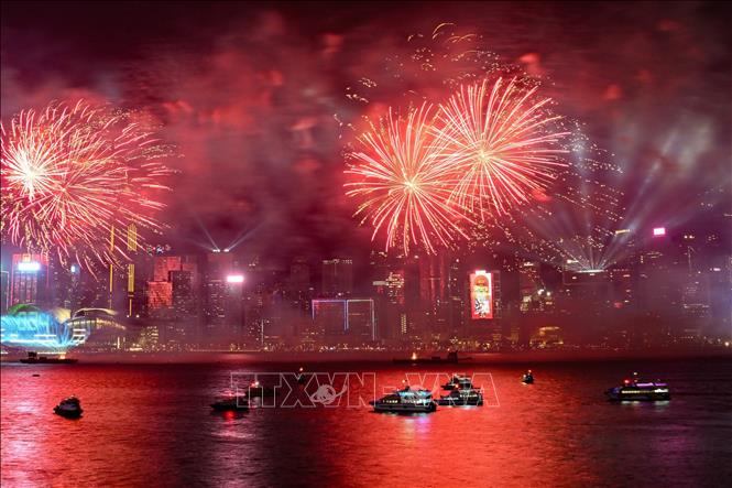 Trình diễn pháo hoa đón Năm mới tại Hong Kong, Trung Quốc, ngày 1/1/2024. Ảnh: AFP/TTXVN