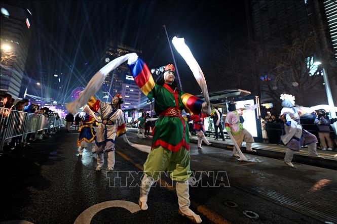 Các vũ công diễu hành chờ đón Năm mới tại Seoul, Hàn Quốc, ngày 31/12/2023. Ảnh: AFP/TTXVN