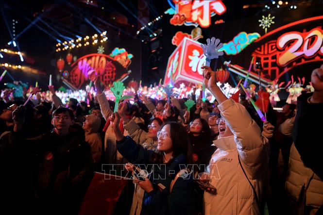 Người dân chờ đón Năm mới tại Bắc Kinh, Trung Quốc, ngày 31/12/2023. Ảnh: AFP/TTXVN