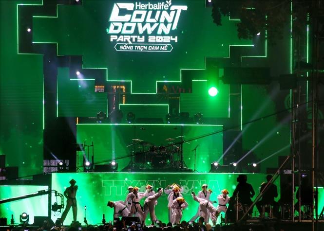Countdown party at Dong Kinh Nghia Thuc square, Hanoi. VNA Photo: Tuấn Đức