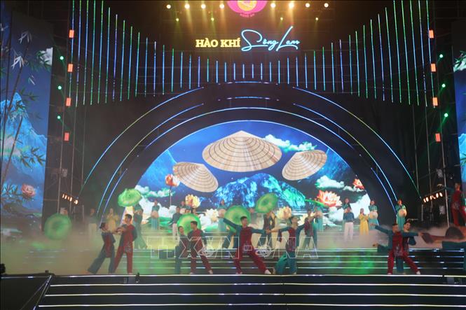 An art performance at a New Year celebration in Nghe An province. VNA Photo: Bích Huệ