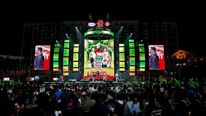 A celebration to welcome New Year 2024 in Hue city. VNA Photo: Mai Trang