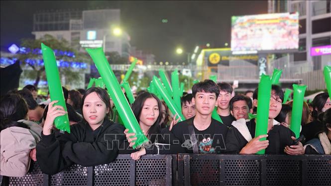 People in Hue city celebrate New Year at the city's countdown event. VNA Photo: Mai Trang