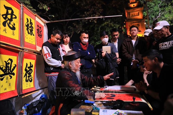 Hanoians ask for Chu Nom (Vietnamese calligraphic writings) on New Year's Eve. VNA Photo: Hoàng Hiếu