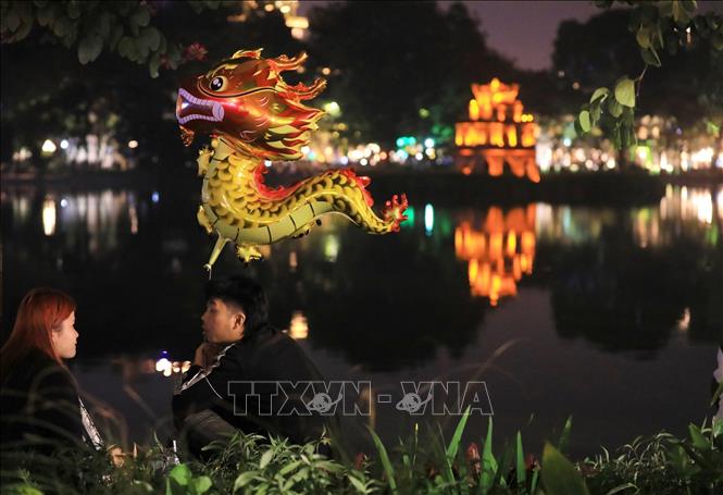 Hanoi people gather at Hoan Kiem Lake on New Year's Eve to join festive activities. VNA Photo