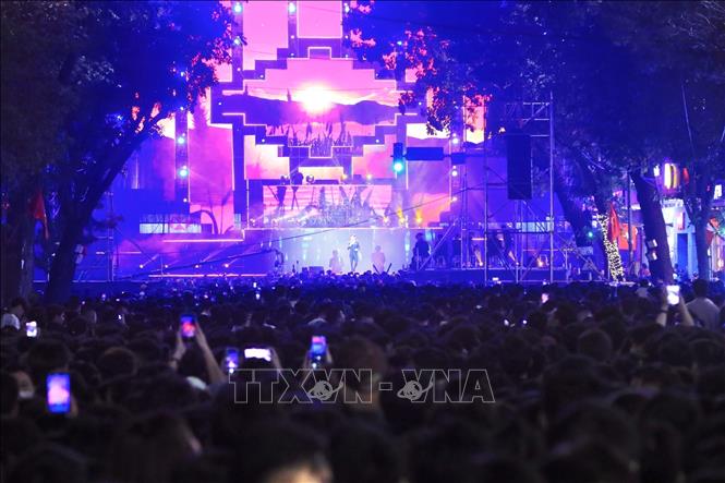 An art performance at the countdown event held in Hanoi to welcome New Year 2024. VNA Photo