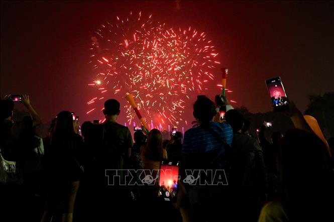 Người dân chiêm ngưỡng pháo hoa chào Năm mới tại Manila, Philippines, ngày 1/1/2024. Ảnh: AFP/TTXVN