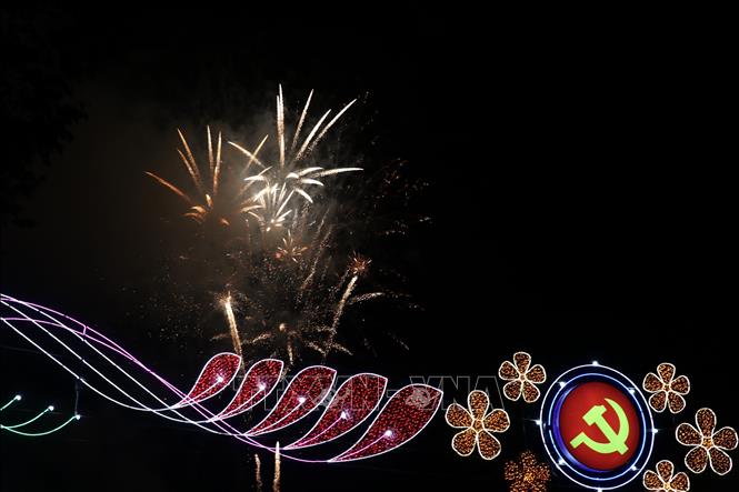 The southern province of Binh Duong welcomes New Year 2024 with a firework show. VNA Photo: Dương Chí Tưởng