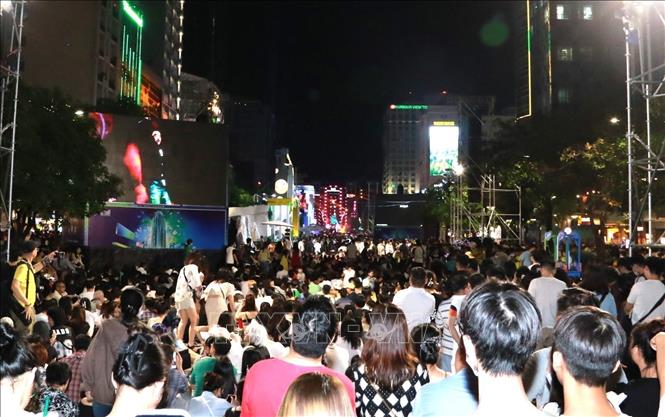 Thousands of citizens in Ho Chi Minh City gathered together on New Year's Eve in Nguyen Hue walking street and other areas around District 1 to welcome 2024. VNA Photo
