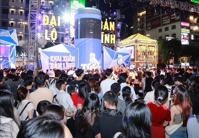 Thousands of citizens in Ho Chi Minh City gathered together on New Year's Eve in Nguyen Hue walking street and other areas around District 1 to welcome 2024. VNA Photo
