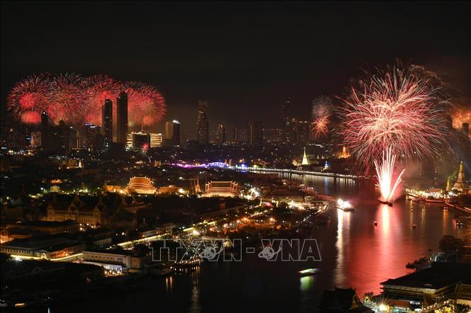 Trình diễn pháo hoa đón Năm mới tại Bangkok, Thái Lan, ngày 1/1/2024. Ảnh: AFP/TTXVN