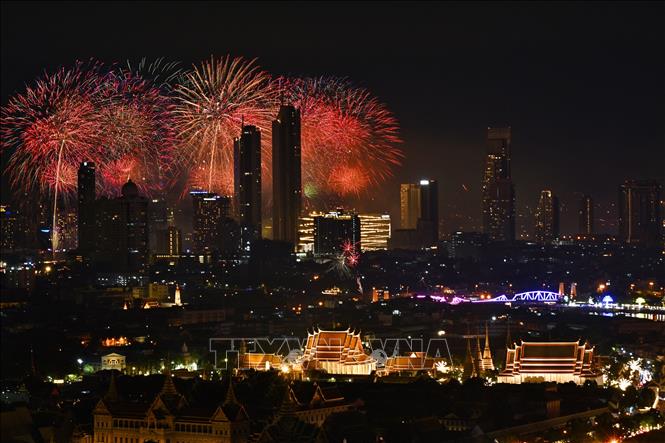 Trình diễn pháo hoa đón Năm mới tại Bangkok, Thái Lan, ngày 1/1/2024. Ảnh: AFP/TTXVN