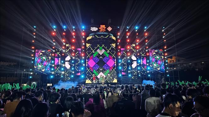 An art performance to celebrate New Year 2024 in Hue city. VNA Photo: Mai Trang
