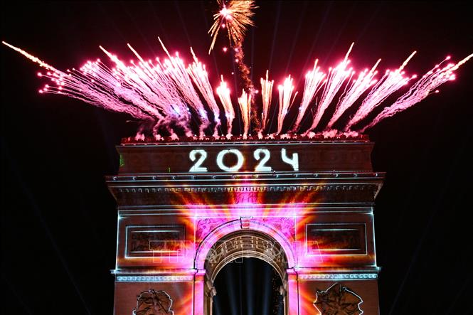 Trình diễn pháo hoa đón mừng Năm mới tại Paris, Pháp ngày 1/1/2024. Ảnh: AFP/TTXVN