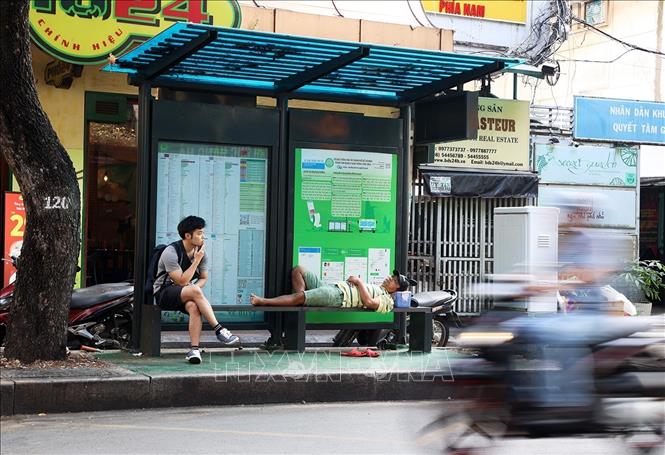 Tại một trạm xe bus trên đường Pasteur sáng đầu năm mới 2024. Ảnh: Hồng Đạt - TTXVN
