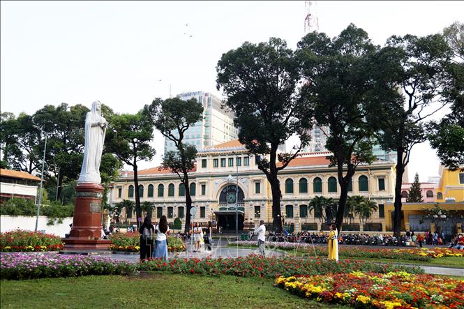  Khuôn viên trước Bưu điện Trung tâm Thành phố Hồ Chí Minh sáng đầu năm mới 2024. Ảnh: Hồng Đạt - TTXVN
