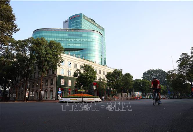 Khu vực trung tâm Thành phố Hồ Chí Minh bình yên trong sáng đầu năm mới 2024. Ảnh: Hồng Đạt - TTXVN
