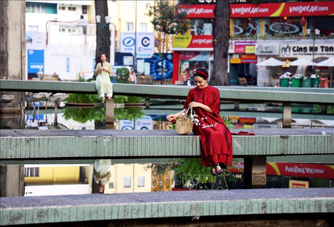  Các bạn trẻ chụp ảnh lưu niệm ở hồ Con Rùa, quận 1. Ảnh: Hồng Đạt - TTXVN
