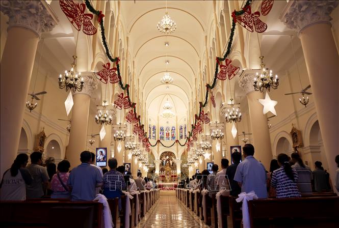  Bà con giáo dân sinh hoạt tôn giáo trong thánh đường Nhà thờ Tân Định, phường 8, quận 3. Ảnh: Hồng Đạt - TTXVN
