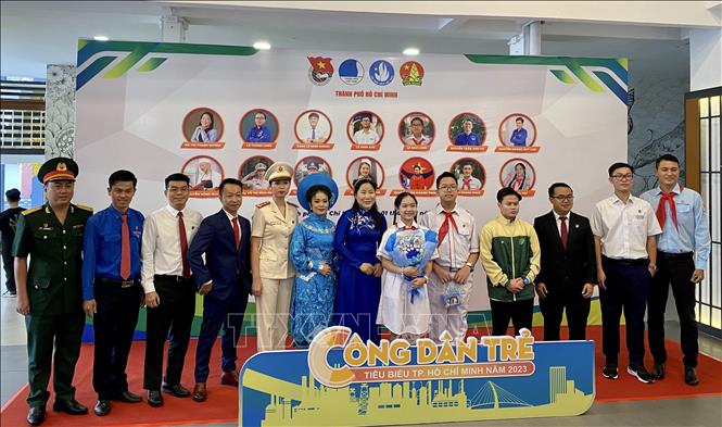 14 gương Công dân trẻ tiêu biểu Thành phố Hồ Chí Minh năm 2023 được tuyên dương tại chương trình. Ảnh: Hồng Giang - TTXVN.