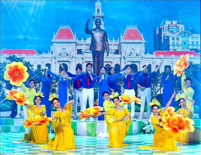 Tổ khúc nghệ thuật “ Chào 50 năm Thành phố rạng rỡ tên Người” do nhóm hát Sao Việt và nhóm múa Sắc Vũ biểu diễn tại chương trình. Ảnh: Hồng Giang - TTXVN.