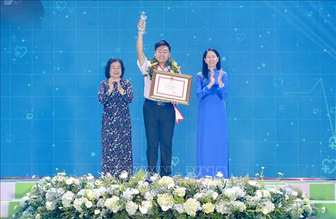 Tuyên dương công dân trẻ tiêu biểu Đặng Lê Minh Khang, sinh viên Đại học Y Dược TP. Hồ Chí Minh. Ảnh: Hồng Giang - TTXVN.