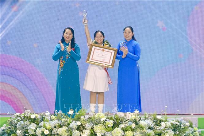  Huỳnh Anh Thư, Liên đội Trưởng Trường THCS Nguyễn Du, quận Gò Vấp - Phó Chủ tịch Hội đồng trẻ em Thành phố, kỳ họp lần thứ 10,11,12. Ảnh: Hồng Giang - TTXVN.