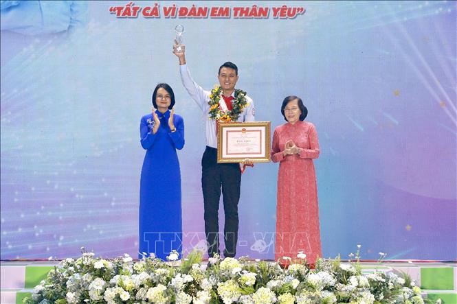  Lưu Hoàng Phúc, Phó chủ nhiệm câu lạc bộ kĩ năng Hội Liên hiệp Thanh niên Việt Nam Quận 11, Giáo viên làm Tổng phụ trách Đội. Ảnh: Hồng Giang - TTXVN.