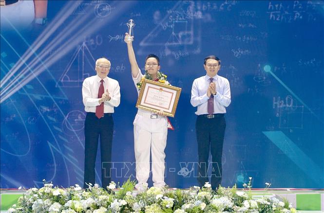  Lê Nam Long, học sinh lớp 7A3, Trường THPT Chuyên Trần Đại Nghĩa. Ảnh: Hồng Giang - TTXVN.