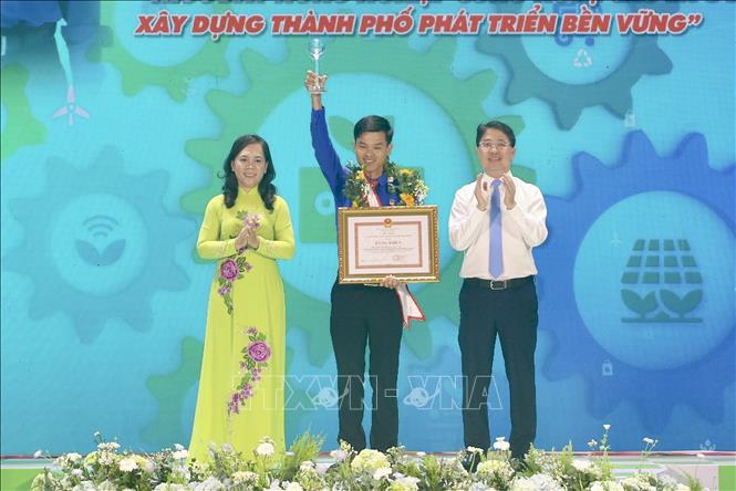 Nguyễn Hoàng Duy Lưu, Ủy viên Ban Thường vụ Đoàn Khối Dân - Chính - Đảng TP. Hồ Chí Minh, Bí thư Đoàn Ban Quản lý Khu Nông nghiệp Công nghệ cao TP. Hồ Chí Minh. Ảnh: Hồng Giang - TTXVN.