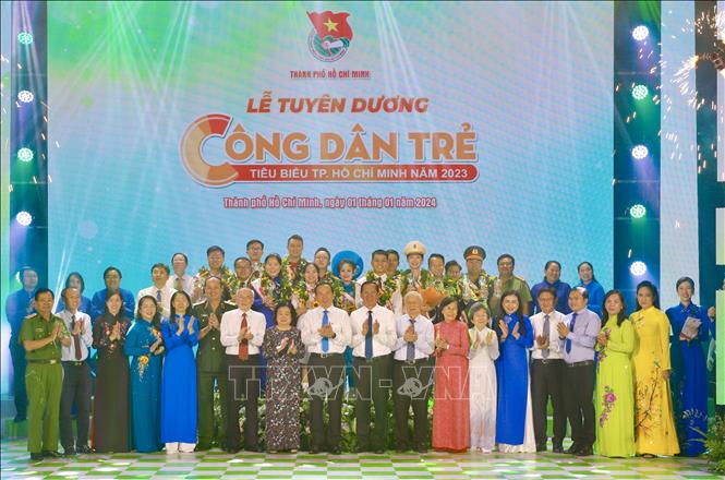 Đại biểu cùng các gương Công dân trẻ tiêu biểu Thành phố Hồ Chí Minh năm 2023 tại chương trình. Ảnh: Hồng Giang - TTXVN.