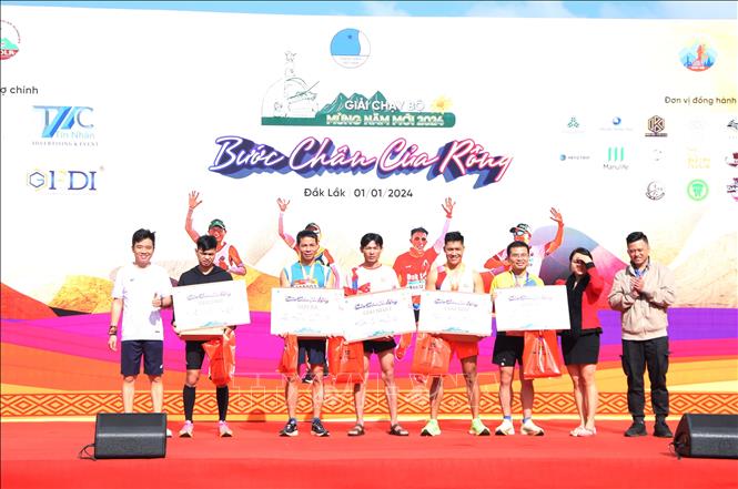 Trao giải Nhất, Nhì, Ba nội dung nam cự ly 5 km. Ảnh: Hoài Thu – TTXVN