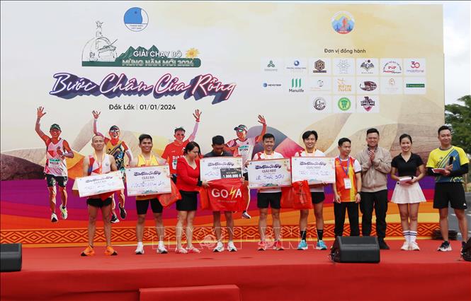 Trao giải Nhất, Nhì, Ba nội dung nam cự ly 24 km. Ảnh: Hoài Thu – TTXVN