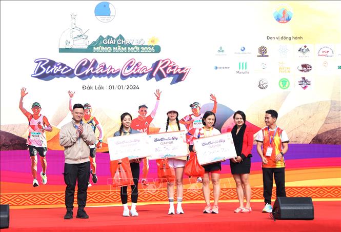 Trao giải Nhất, Nhì, Ba nội dung nữ cự ly 5 km. Ảnh: Hoài Thu – TTXVN