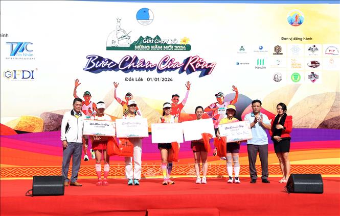 Trao giải Nhất, Nhì, Ba nội dung nữ cự ly 24 km. Ảnh: Hoài Thu – TTXVN
