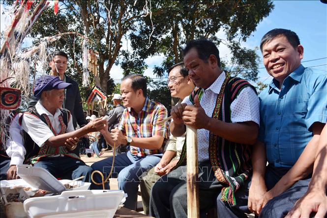 Sau phần lễ, nhân dân và du khách cùng thưởng thức các món ăn truyền thống. Ảnh: Hoài Thu – TTXVN